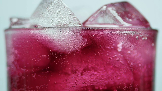 饮料与冰块在饮用玻璃白色背景接近4k视频素材
