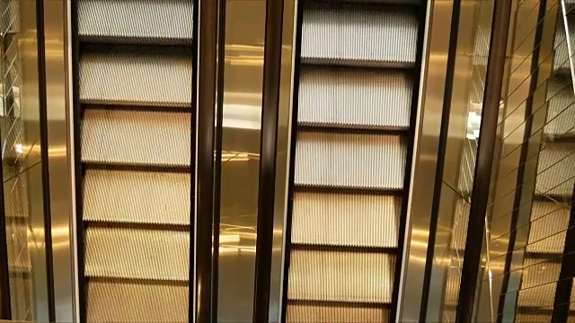 在地铁自动扶梯。向上移动楼梯。自动扶梯。电动扶梯。靠近自动扶梯。电动扶梯。关闭地板平台。黄色的乐队。金属线钢。黄灰钢线。移动视频素材