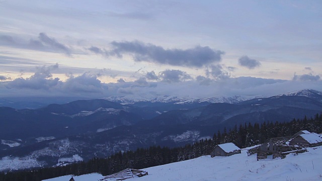 山脉在冬季与云景的时间流逝视频素材