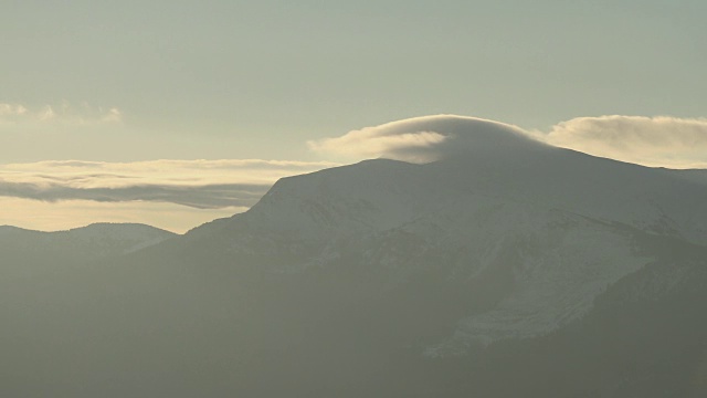 壮丽的时间流逝在山上与雾和云的山峰视频素材