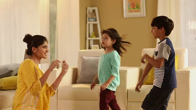 在印度德里，一名成年妇女和她的孩子在家里跳舞视频素材