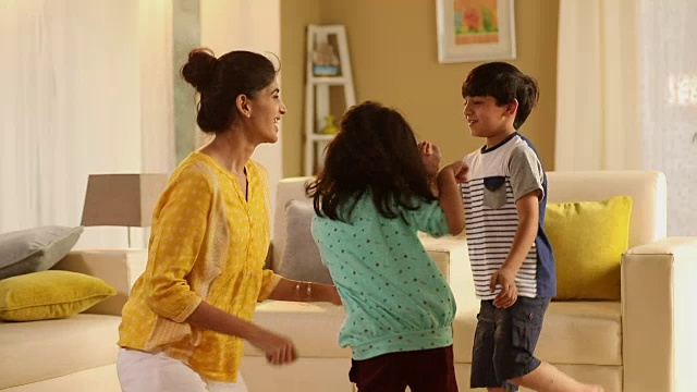 在印度德里，一名成年妇女和她的孩子在家里跳舞视频素材