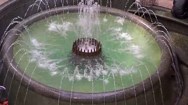 加拿大多伦多:伊顿中心喷泉，白天有流水视频下载