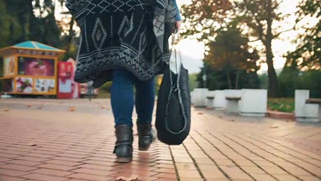 低角度的女性腿行走在城市公园的一条小路上视频下载