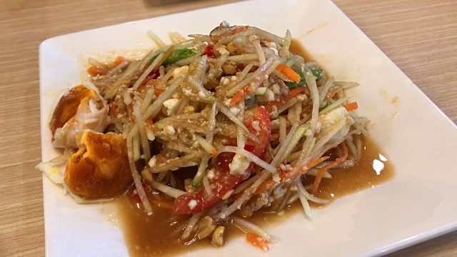 木瓜沙拉是传统的泰国食物。视频下载