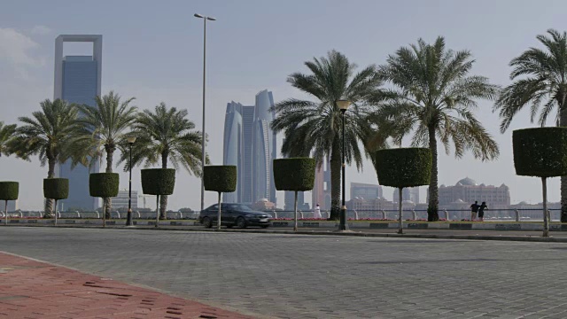 滨海大道上的阿提哈德塔，阿布扎比，阿拉伯联合酋长国，中东，亚洲视频素材