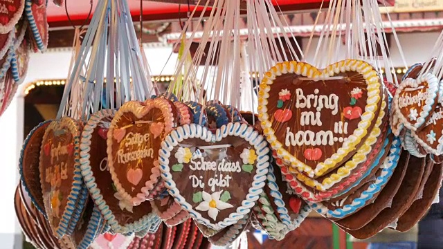 在德国慕尼黑，世界闻名的巴伐利亚啤酒节上，装饰着美丽的彩色釉姜饼视频素材