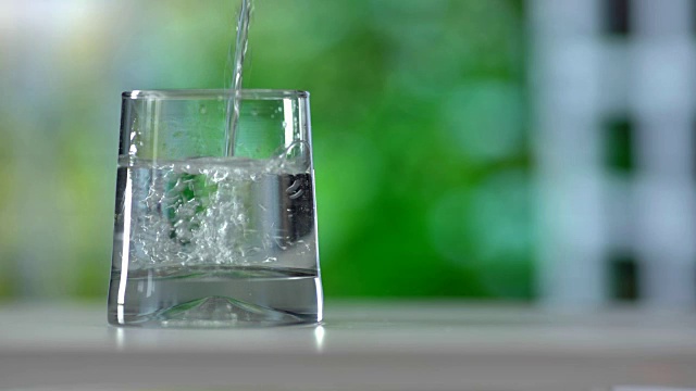 特写倒纯净的新鲜饮用水从瓶子夏季的背景视频素材