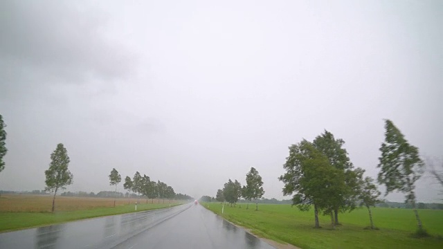 行车记录仪拍下了雨天道路的画面视频素材