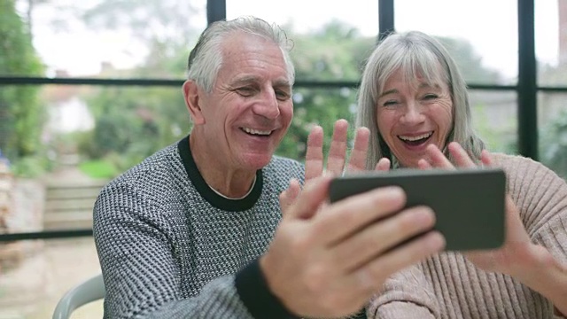 一对老年夫妇正在视频通话视频下载