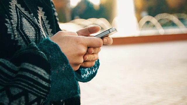 近距离拍摄女性用智能手机的手的慢动作视频下载