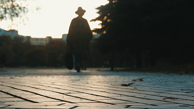 低角度观看慢动作拍摄的一个女性剪影走向相机在日落视频素材