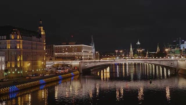 莫斯科的城市。横跨莫斯科河的铰接桥，从扎里亚德公园可以看到克里姆林宫和红场。视频素材