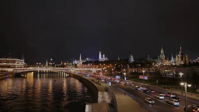 克里姆林宫和红场的夜景从莫斯科的扎里亚耶公园。横跨莫斯科河的铰链桥。视频素材