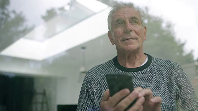 老年人使用智能手机视频素材