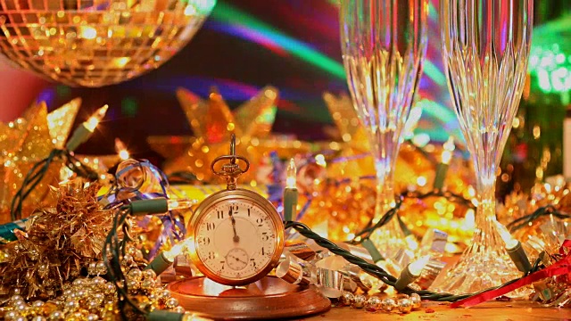新年前夜的节日派对有香槟，迪斯科球，装饰。视频下载