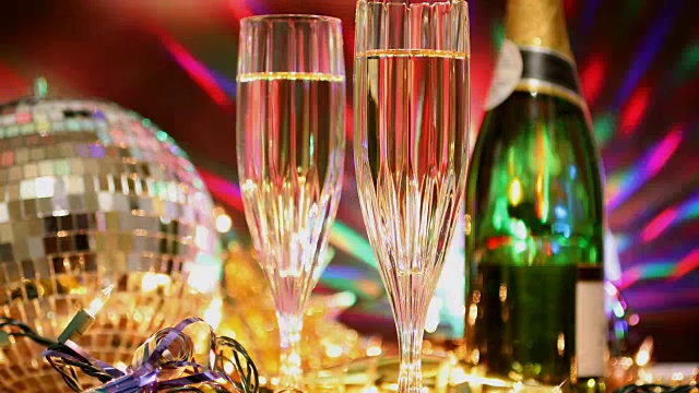 新年前夜的节日派对有香槟，迪斯科球，装饰。视频下载
