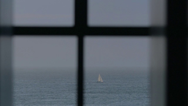 海上的帆船和快艇，透过窗户观看视频下载