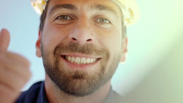 微笑的男人在建筑工地竖起大拇指视频素材