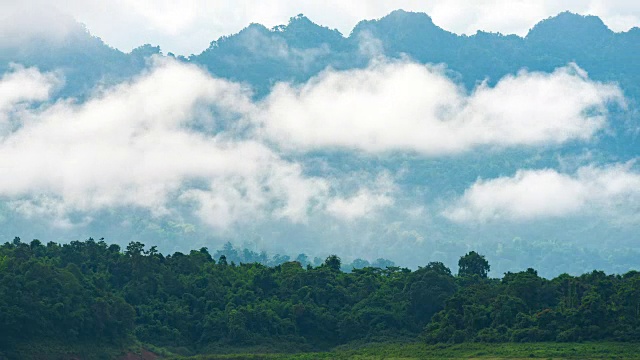 4k延时拍摄，云雾缭绕的山脉和热带森林。移动视频素材