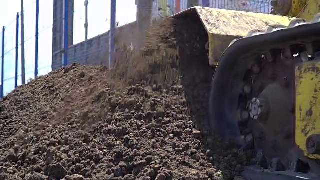 慢镜头里，推土机把土挖了出来视频下载