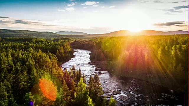 空中的河流被北方针叶林包围在背光- 4K城市景观，风景和建立者视频素材