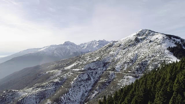 在冬季，落后的无人机飞行建立了雪山森林。雪山在户外自然。旅行探索阿尔卑斯山。4k建立视频视频素材