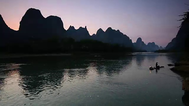 渔民在早上捕鱼，漓江，阳朔，广西桂林，中国视频素材