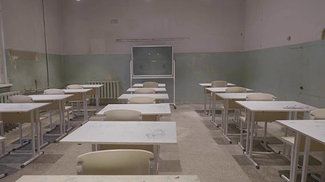 教室里空荡荡的，有木制的课桌，白色和绿色的黑板。空的教室。废弃的教室，有课桌和黑板视频下载