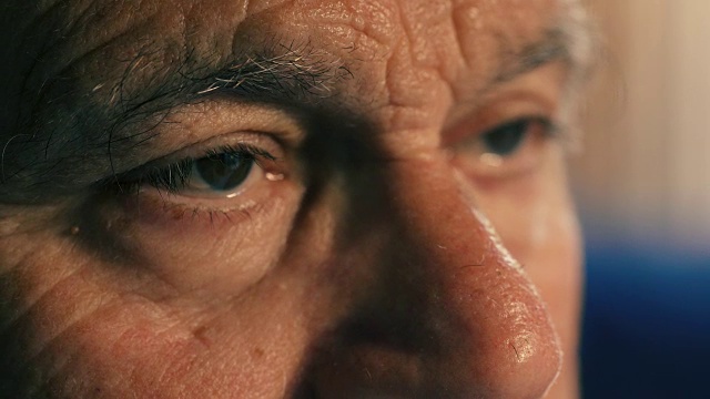 近距离肖像老人的眼睛:肖像的周到老人视频素材