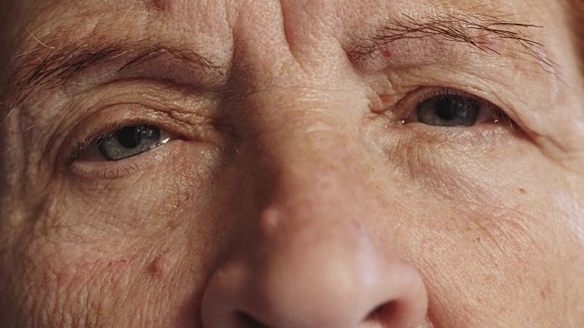 悲伤的老妇人睁开眼睛，特写肖像视频素材