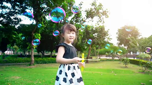 小女孩玩泡泡的慢动作视频素材
