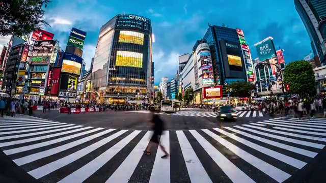 T/L WS鱼眼在黄昏涩谷十字路口/东京，日本视频素材