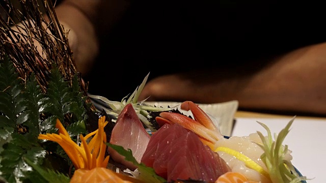 吃什锦三文鱼生鱼片美丽的日本料理视频素材