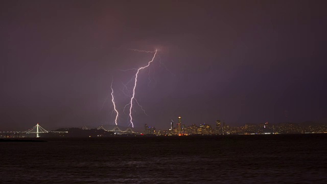 闪电掠过海湾大桥和旧金山视频下载