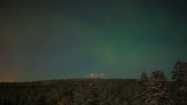 北极光在树林上空的时间间隔视频素材