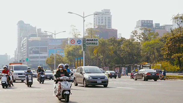 台湾高雄十字路口的交通状况视频素材