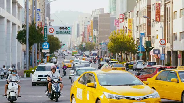 台湾高雄十字路口的交通状况视频素材