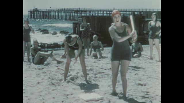 一个女人和她的朋友们在沙滩上玩垒球视频素材