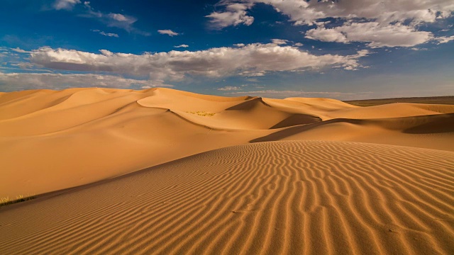 日落在沙漠的沙丘上视频素材