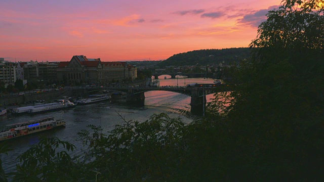 日落时分的布拉格及其桥梁视频素材