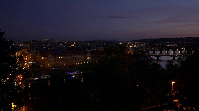 夜晚的布拉格和它的桥视频素材