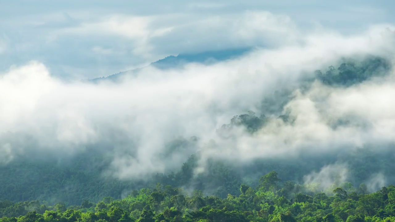 4k延时拍摄，云雾缭绕的山脉和热带森林。移动视频素材