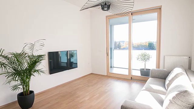 现代客厅在一个开放的平面公寓与极简主义家具视频素材