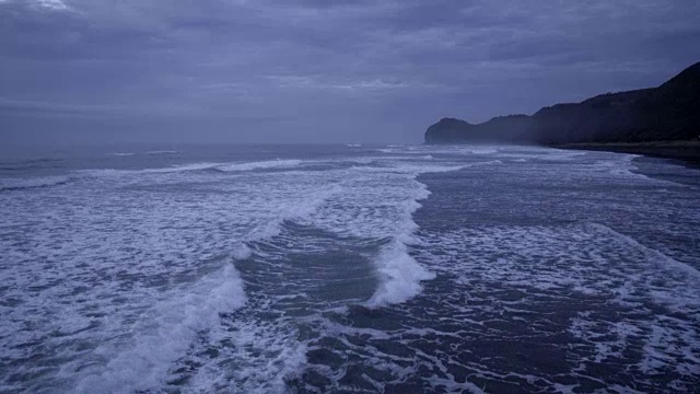海浪涌向海滩视频素材