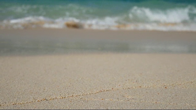 4 k。柔软的海浪，清澈的海水在白色的沙滩上复制空间区域。夏日海滩度假背景镜头视频素材
