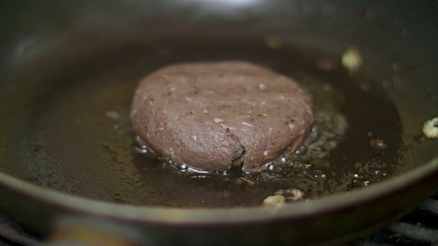烹饪牛排汉堡视频素材