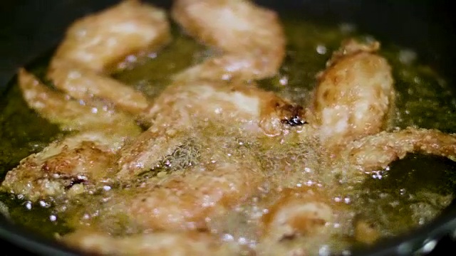 烹饪炸鸡视频素材