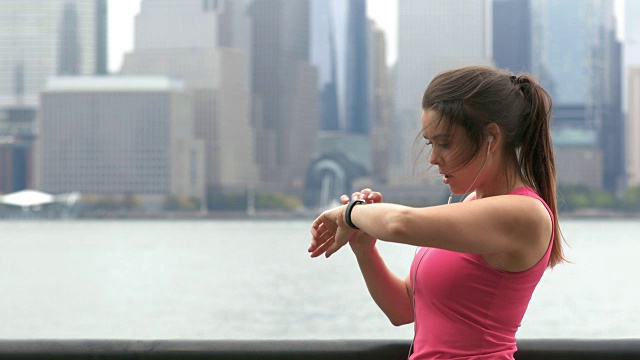 健康的生活方式年轻女性在纽约跑步视频下载