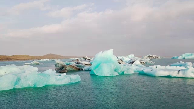 冰岛Jokulsarlon冰川泻湖清晨鸟瞰图视频下载